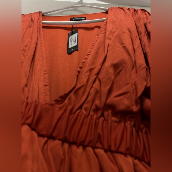 NWT PrettyLittleThing Puff Sleeve Puffball Hem Shift dress - Picture 2 of 8